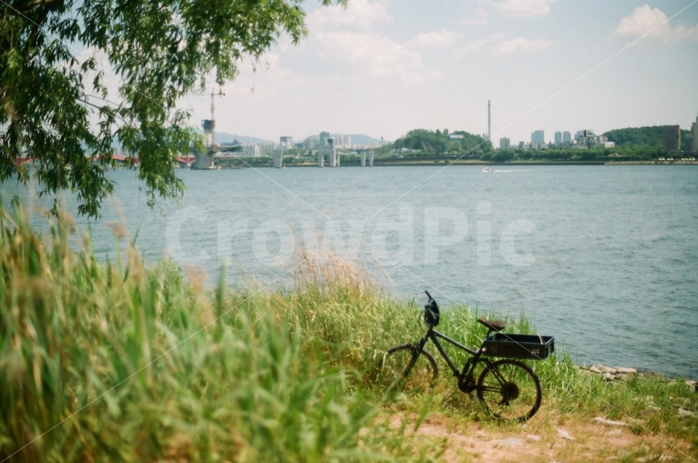 한강,자전거,봄,여름,강,물,풍경,자연,식물,경관,서울,도시,풍경,city,landscape,감성,sensible,feeling,사물,물건,오브젝트,thing,object,matter,bike,vehicle,차량,bicycle,transportation,교통
