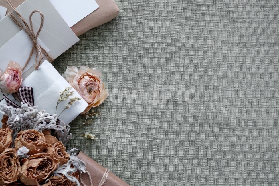 gift,dryflower,texture,cloth background,ribbon,dried flower,clothbackground,gift box,prop,giftbox,event,dried flowers,cloth,object