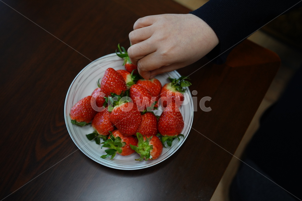 딸기,과일,식물,디저트,후식,빨강,레드,red,strawberry,fruit,food,음식,음식,식재료,요리,food,cook,meal,dishes,food reserves,과일,열매,fruit