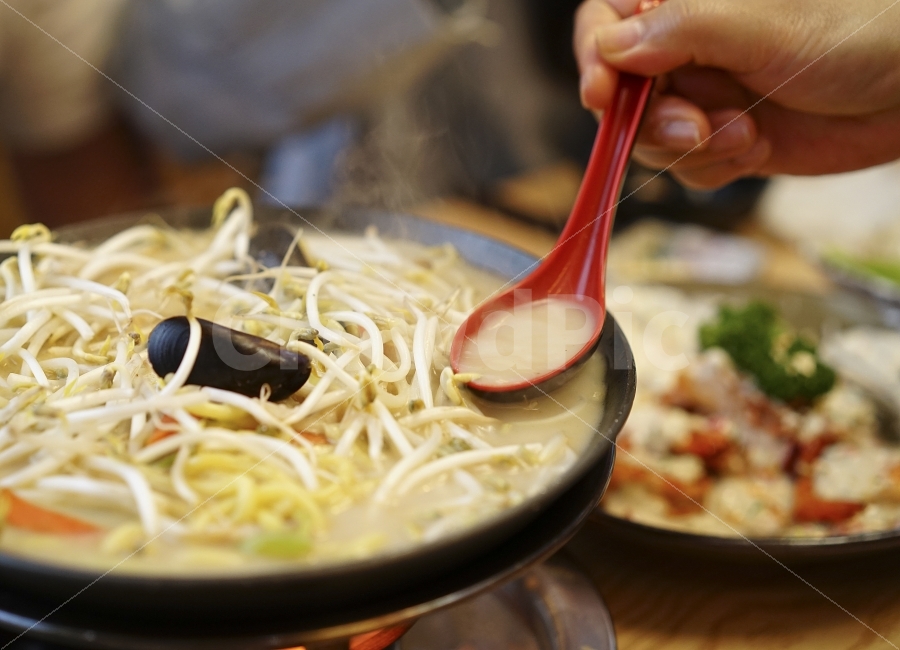 국물,국물요리,짬뽕,나가사끼짬뽕,술안주,먹방,스푼,손,개운,칼칼,맛집,술자리,사람,인물,인간,human,person,음식,식재료,요리,food,cook,meal,dishes,food reserves,면류,면요리,noodles,일식,일본음식,일본요리,Japanese food,Japanese dishes,Japanese meal,Japanese cook