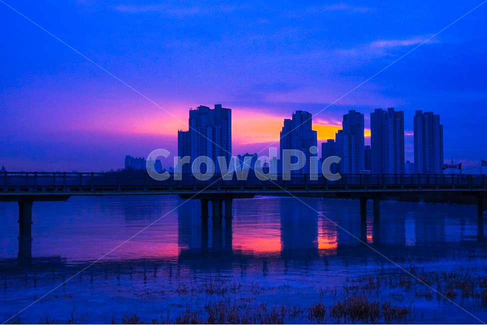 겨울,계절,호수,얼음판,얼음,건물,여명,풍경,야경,밤,풍경,nightscape,night,landscape,도시,city,nature,자연,building,outdoors,옥외,bridge,다리