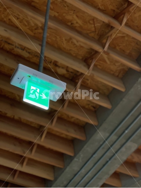 천장,비상구,나무,ceiling,emergencyexit,exit,wood,감성,감성사진,mood,phothgragh,인테리어,interior,집,house,home,스튜디오,studio,living,실내,inside조명,lights,램프,lamp