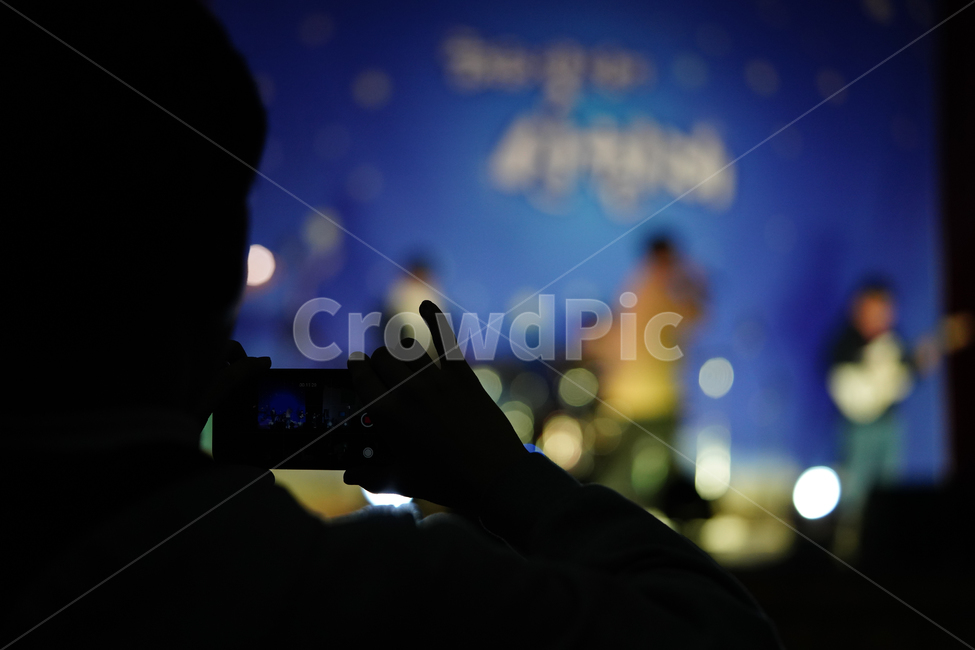 촬영,공연,감성,느낌,실루엣,폰,빛,어둠,사람,손,사람,인물,인간,human,person,인물실루엣,사람실루엣,character silhouette,human silhouette,축제,행사,festival,carnival,event,사진작가,포토그래퍼,photographer