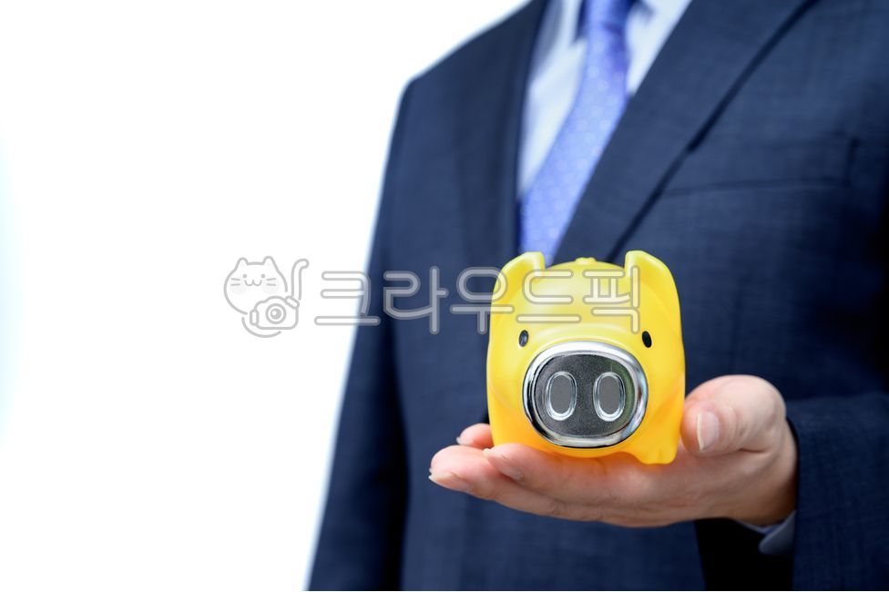 비즈니스,비지니스,비즈니스맨,비지니스맨,남성,남자,1명,마케팅,누끼,넥타이,컨셉,개념,상반신,사업,성인,정장,슈트,여백,카피스페이스,회사원,샐러리맨,영업,흰색배경,수트,거래,돼지저금통,돼지,저금통,저축,경제,금융,동전,입금,저금,절약,은행,융자,대출,보험,재무,재정,부채,이익,이율,이자,세금,절세,수익,비즈니스,사업,business,service,work