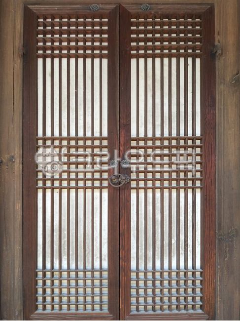 door,ring,windows,Hanok door,doorknob,paper,Hanok,muntin,window paper,tradition,Lee Korea,Korean tradition,traditional house