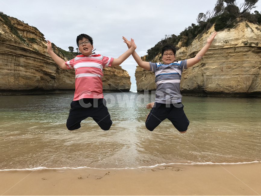 로크야드협곡,그레이트오션로드,만세,바다,하늘,해변,바다,beach,sea,사람,인물,인간,human,person,얼굴표정,facial expression,face,가족,패밀리,family,어린이,어린아이,child,children,kid,감정표현,기분,feeling,emotion,여행,휴가,traveling,vacation,trip
