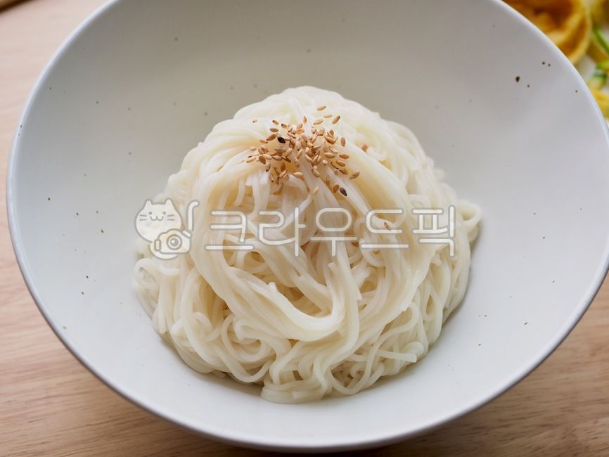 아시아음식,한국음식,국수,흰색국수,음식,요리,밀가루음식,밀가루,배경,식품,점심,저녁,사발,도자기사발,asianfood,koreanfood,noodle,whitenoodles,cooking,flourfood,flour,background,food,lunch,dinner,bowl,porcelainbowl,음식,식재료,요리,food,cook,meal,dishes,food reserves