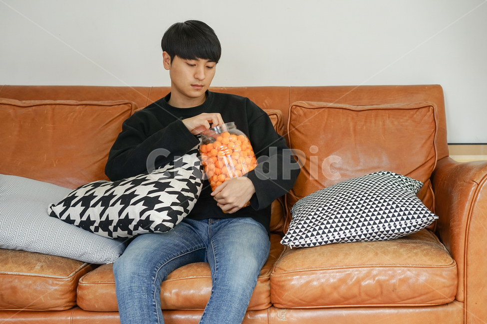 쇼파,소파,휴식,남성,남자,거실,휴일,sofa,실내,쿠션,rest,가구,과자,음식,간식,주전부리,사람,인물,인간,human,person,남성,남자,man,male