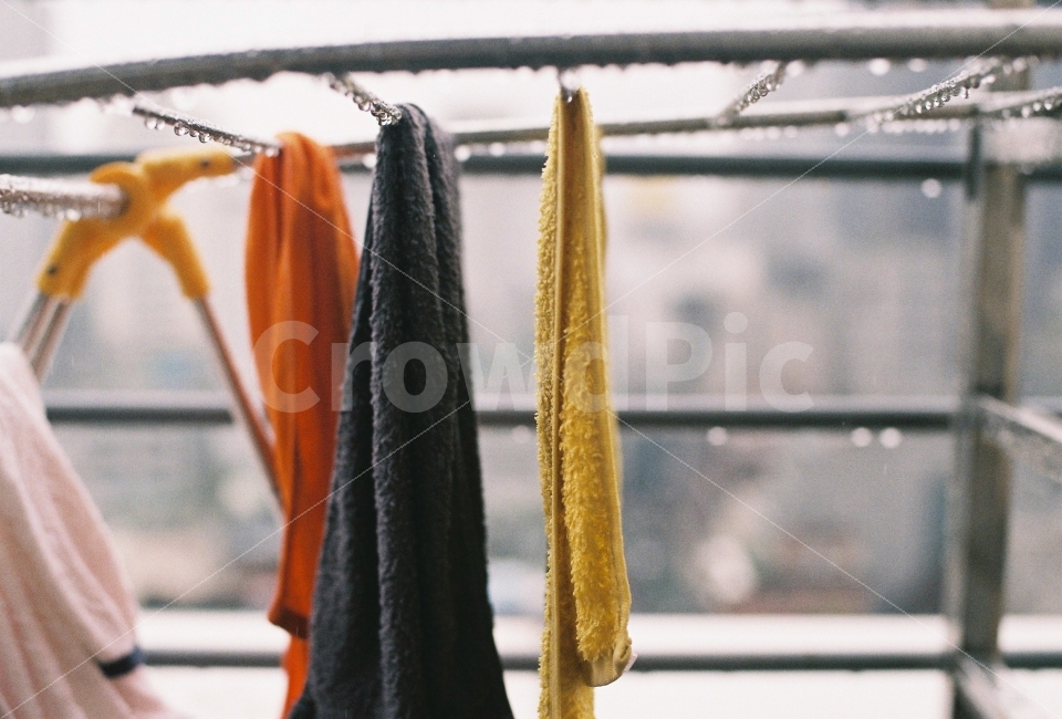 필름,필름카메라,감성,비,빨래,수건,노랑,주황,회색,난간,비,비오는날,rain,rainy,감성,sensible,feeling,색깔,색상,색채,색감,color sense,color sensitivity,feeling of color