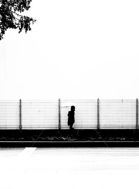 흑백,대비,그림자,실루엣,길,사람,인물,인간,human,person,인물실루엣,사람실루엣,character silhouette,human silhouette,흑백,모노톤,monochrome,black and white,누끼,remove background
