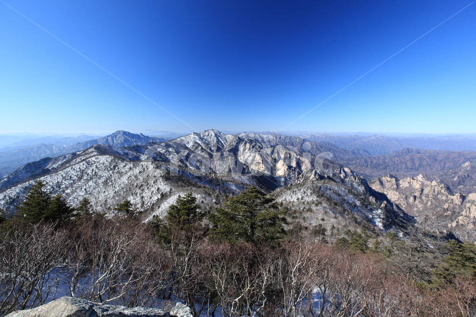 겨울산,설악산,등산,하얀눈,파란하늘,대청봉,중청대피소,겨울,계절,winter,season,자연,풍경,nature,landscape,tree,나무,plant,식물,outdoors,옥외,mountain,산,fir,전나무,mountain range,산맥