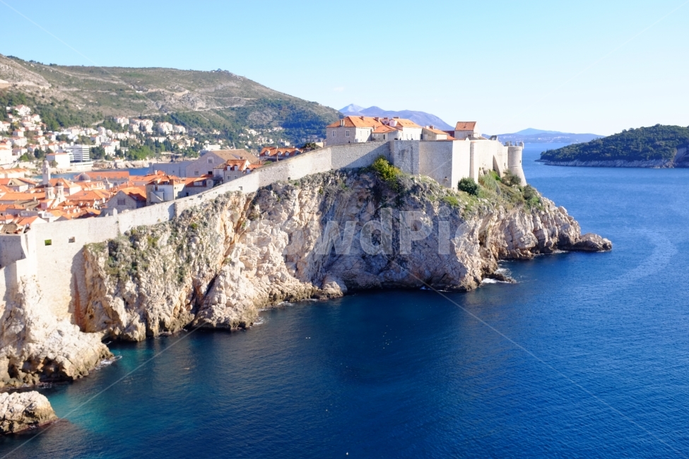 아드리아해,바다,에메랄드색,빨간지붕,유럽,여행,유럽여행,아드리아해의진주,크로아티아,두브로브니크,중세유럽,성벽,발칸반도,도시,풍경,city,landscape,해외,외국,세계,foreign,oversea,world,세계도시풍경,해외도시풍경,외국도시풍경,world cityscape,promontory,곶,outdoors,옥외,land,땅,nature,자연,water,물,shoreline,해안선,sea,ocean,대양,scenery,cliff,낭떠러지