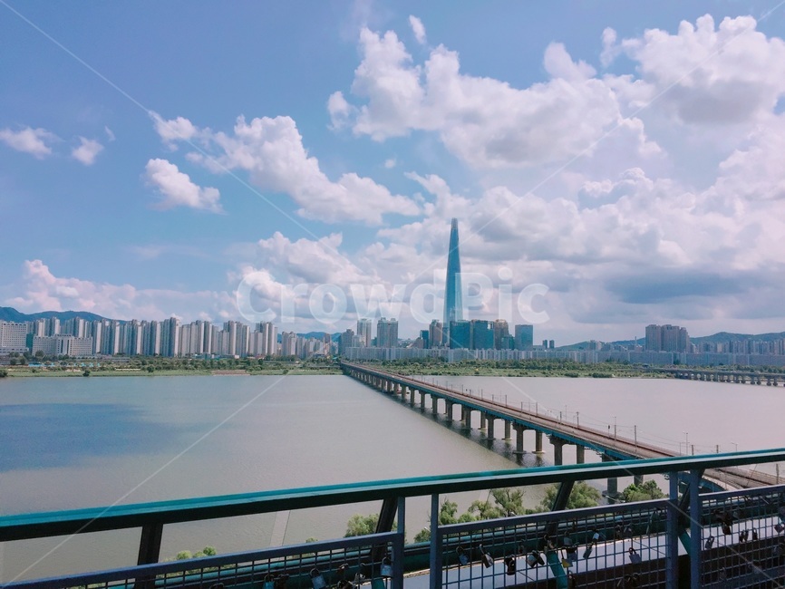 서울,롯데타워,맑은하늘,서울풍경,한강,다리,도시,풍경,city,landscape,한국도시풍경,한국도시경관,korea cityscape,railing,난간,handrail,banister