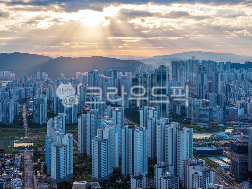 청라국제도시,청라동,청라지구,아파트,인천시,빌딩,고층빌딩,도시,도심,주거지역,거주지,건물,구름,빛내림,아침,인천,청라신도시,도시풍경