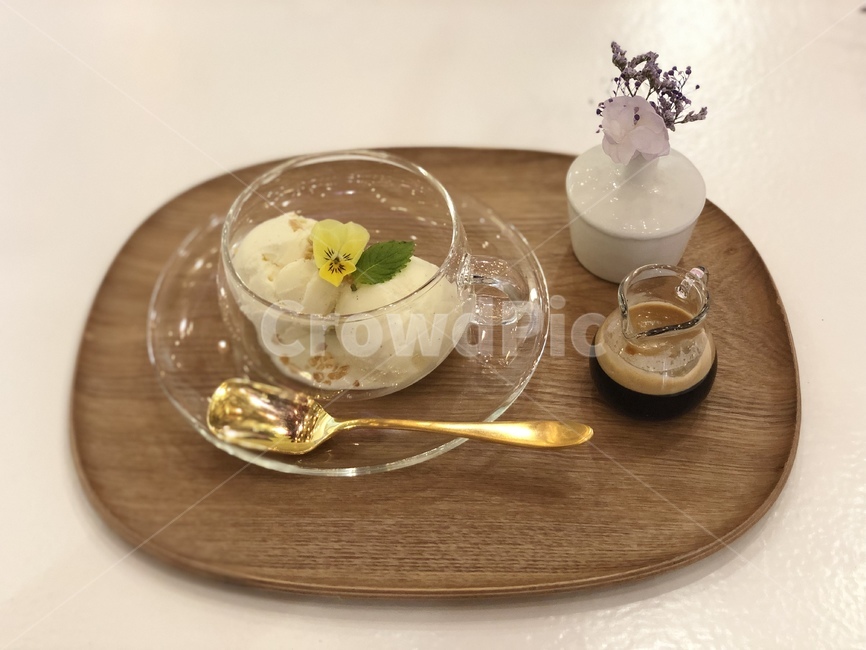 카페,감성,커피,아이스크림,음식,디저트,꽃,산식,후식,요리,플레이팅,맛집,접시,숟가락,아포카토,분위기,cafe,food,컨셉