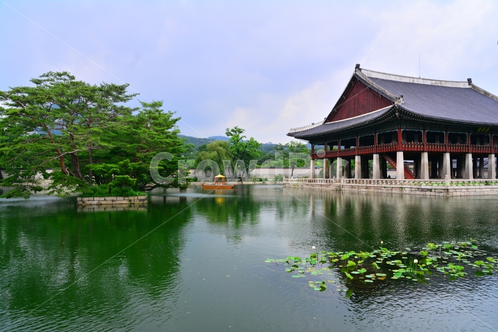 경복궁,경회루,물,인공연못,고궁,서울,명소,관광지,투어,민속,보존,역사,HISTORY,HOUSE,SEOUL,TOUR,CULTURE,TRADITIONAL,KOREA,한국,가볼만한곳,곡선,한국의미,아름다움,건축,장인,주거지,임금,왕,조선시대,궁궐,연회장,버드나무,소나무,반영,반사,건축물,OLD,한국전통,한국문화,korean traditional,korean culture,랜드마크,landmark,tourist attraction,한국랜드마크,한국관광지,한국명소,korea landmark,korea tourist attraction