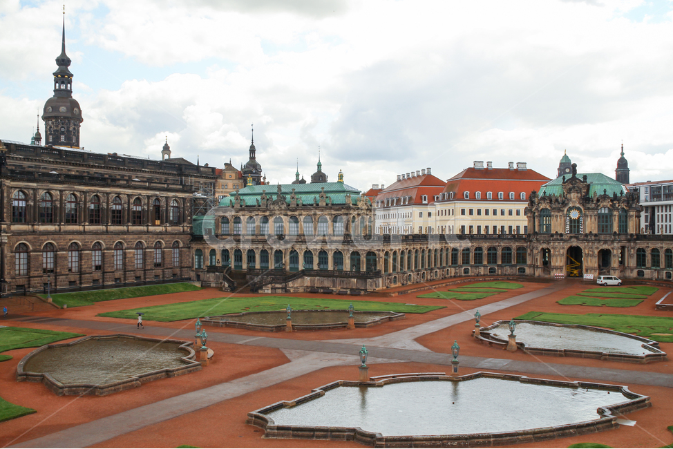 드레스덴,츠빙거궁전,독일,궁전,중세건축,건물,건축물,랜드마크,관광지,여행지,명소,관광명소,중세,중세유럽,유럽,작센,조각,중세궁전,바로크,바로크양식,조각품,문화유산,유적,고풍스러운,고성,화려한,궁정,궁정건축,풍경,경치,야외,전경,연못,정원,하늘,구름,랜드마크,landmark,tourist attraction,해외,외국,세계,foreign,oversea,world,세계랜드마크,해외랜드마크,외국랜드마크,world landmark,world tourist attraction,town,도시,building,urban,어반,downtown,도심,city,시티,architecture