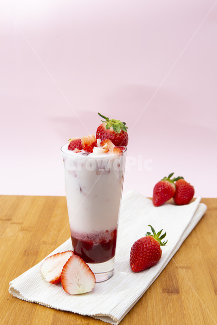 딸기,딸기라떼,strawberry,strawberrylatte,strawberrybeverage,딸기음료,딸기쥬스,음료,음식,식재료,요리,food,cook,meal,dishes,food reserves,과일,열매,fruit,음료수,drink,beverage,감성,sensible,feeling