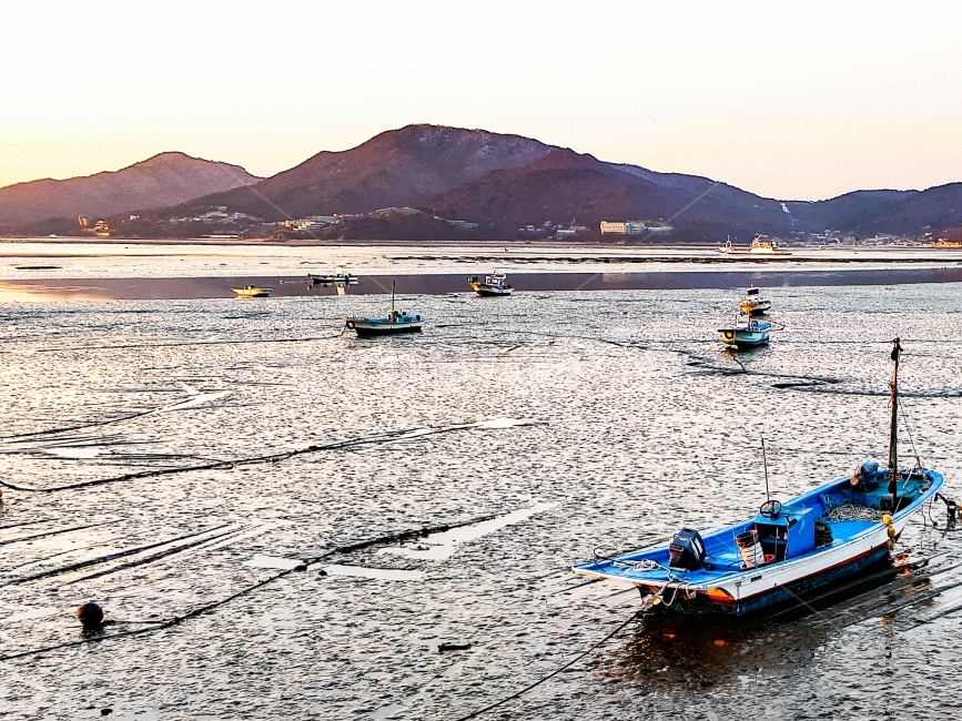 인천시,영종도,개펄,어선,고깃배,목선,검은개펄,산,바다,한국풍경,seashore,국내,자연,컴퓨터배경사진,배경사진,배경,풍경사진,백그라운드,배경이미지,풍경이미지,엽서사진,자연,풍경,nature,landscape,한국자연풍경,한국자연경관,korea nature landscape,산업,industry,industrial,어업,fishery,fishing industry,watercraft,선박,transportation,교통,vehicle,차량