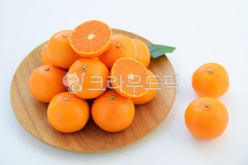 wooden plate,winter snack,fragrant,cut,half,winter fruit,vitamin c,fruit,snack,woodendish,winter,plate,Orange,Cheonhyehyang,crush,ingredients,wooddish,citrus fruits,Fruit,health,vitamin,food,health food,orange,citrusfruit,nutrition,dessert,dish,wooden,foo