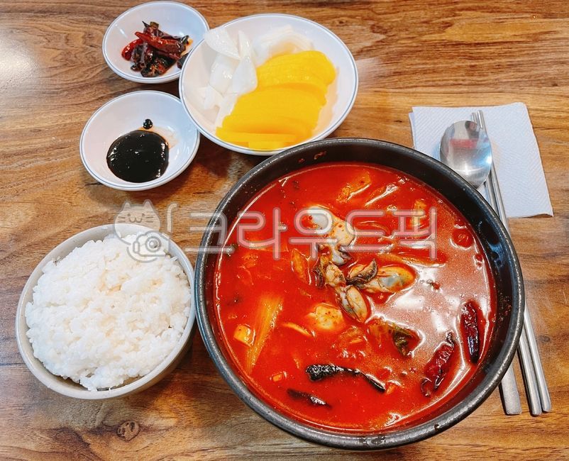 굴짬뽕,해물짬뽕,짬뽕,짬뽕밥,굴짬뽕밥,쌀밥,밥,쌀,흰밥,백미,얼큰한,칼칼한,해장,해물,굴,석화,단무지,양파,숟가락,젓가락,춘장,배트남고추,뚝배기,고추,음식,요리,식사,식재료,막방,국물,food,dish,cook,meal,seafood