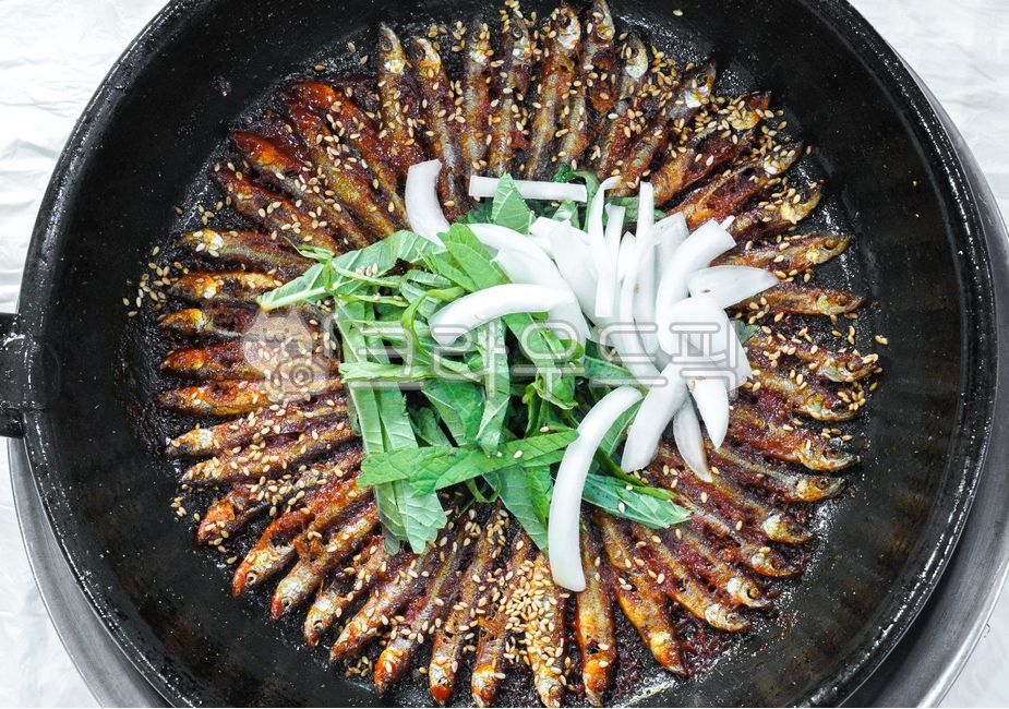 savory,fried food,Korean,spicy,freshwater fish,delicious,food,fish dishes,appetizing,Dori bang bang,dish,fish,Korean food,fried fish,minnow