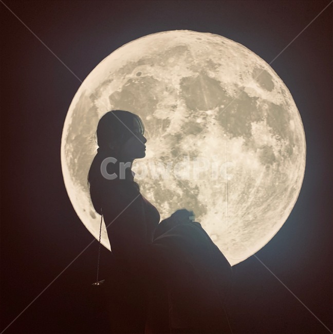 달,전시회,여자,여자옆모습,여자옆태,그림자,여자그림자,사람,감성,사람,인물,인간,human,person,여성,여자,woman,female,lady