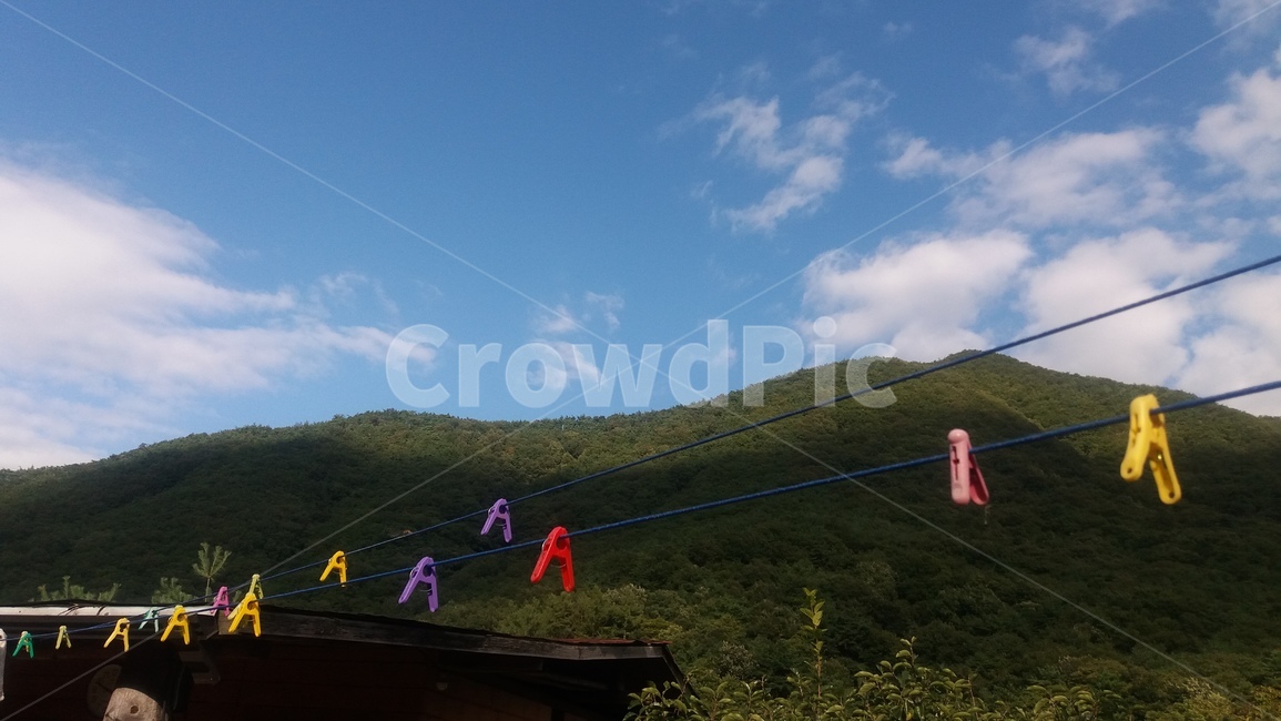 하늘,산,빨래,집게,초록,파란,줄,sky,blue,color,mountain