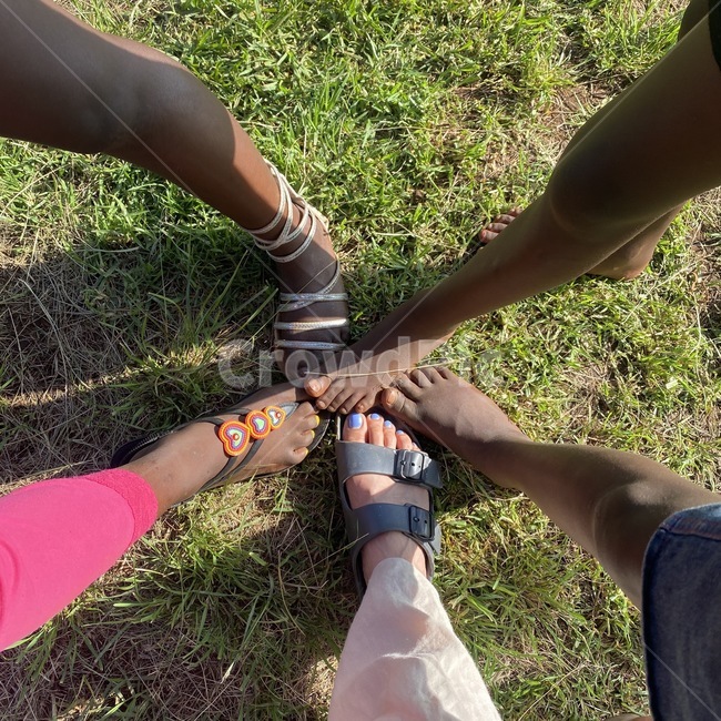 person,human,community,foot,step,one,friendship,family,사람,인간,공동체,소통,발,걸음,하나됨,하나,친구,가족