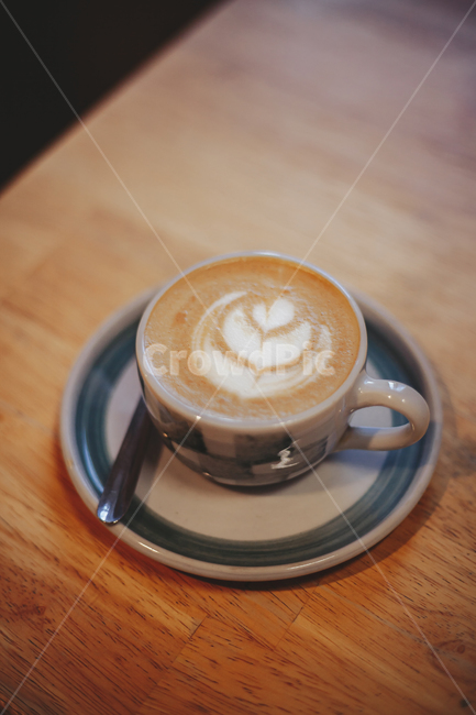beverage,마실것,drink,커피컵,coffeecup,라떼,latte,컵,나무테이블,테이블,감성사진,카페