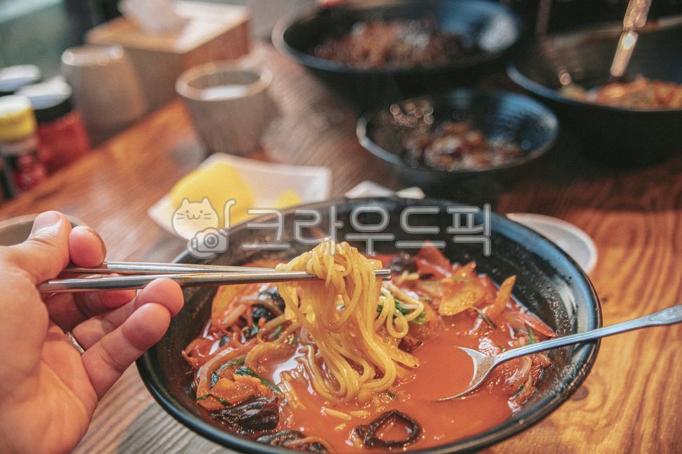 중국요리,중화요리,짬뽕,면요리,국물,면,젓가락,손,숟가락,단무지,bowl,사발,human,인간,person,사람,dish,요리,meal,식사,food,음식,음식,식재료,요리,food,cook,meal,dishes,food reserves