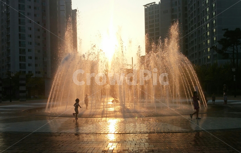 아이들,분수쇼,공원,노을,오후,물,water,person,사람,human,분수,fountain,인간,사람,인물,인간,human,person,어린이,어린아이,child,children,kid