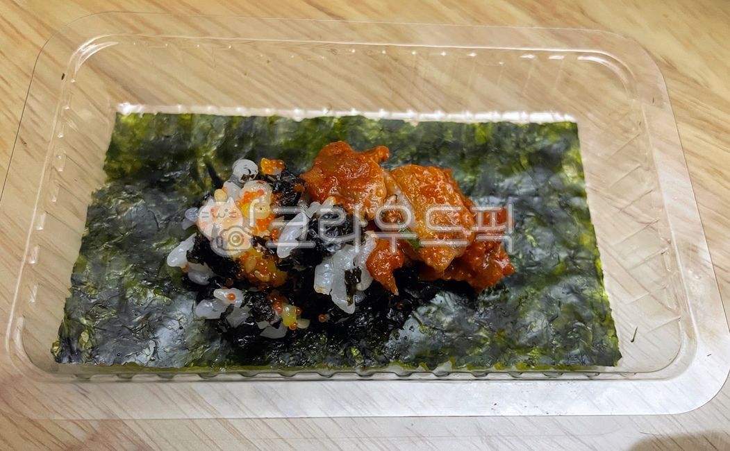 날치알밥,날치알주먹밥,주먹밥,돼지고기,제육볶음,오돌뼈볶음,오돌뼈,볶음요리,볶음,돼지,고기,육류,밥,쌀밥,쌀,날치알,김,김쌈,쌈,매운음식,매운요리,먹방,밥도둑,한식,한국음식,한국요리,meal,food,dish,cook,koreanfood,rice