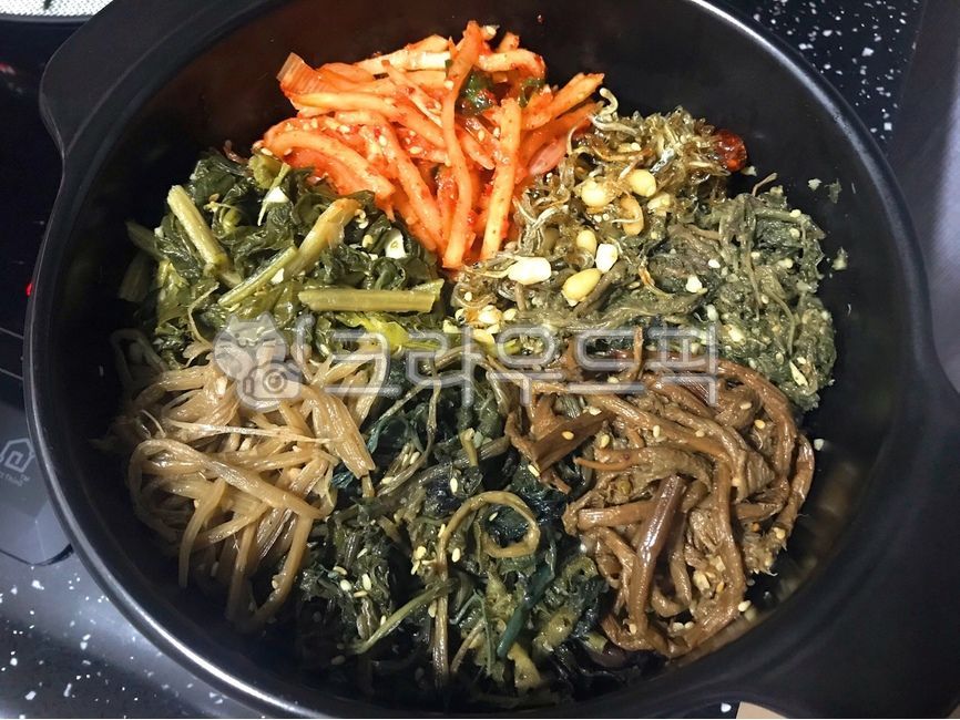 비빔밥,돌솥비빔밥,나물,뜨거운,맛있는,먹방,혼밥,한식,한국음식,한국요리,돌솥밥,생채,cook,rice,고사리,멸치볶음,뚝배기,밥,쌀