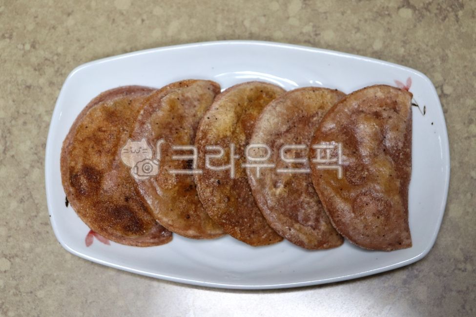 Sorghum bukkumi,traditional rice cake,red bean rice cake,traditional snack,healthy snack,seniors' snack,Korean dessert,sorghum flour rice cake,old-fashioned snack,sorghum rice cake,sorghum pancake,koreantraditionalricecake,redbeansnack,he