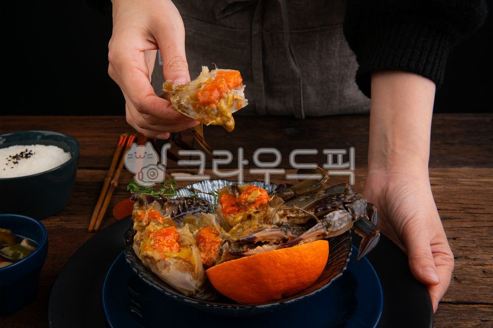 soy sauce crab,crab,rice thief,rice,plating,chopsticks,spoon,fresh,crustacean,food,meal,food,table,lemon,green onion,pepper,green pepper,green onion,white rice,rice,chef,pick up