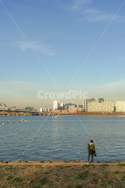서울,한강,풍경,도시,강,강변,하늘,구름,건축물,건물,도심,korea,한국,seoul,river,tower,building,landscape,city,cityscape,town,urban,skycloud,사람,뒷모습,산책,여유,한강공원