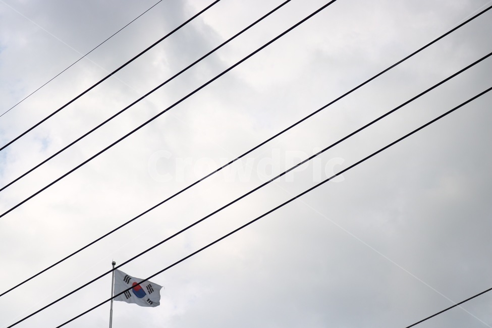 하늘,태극기,구름,자연,전신주,흰색,빨강,파랑,검정,sky,sora,cloud,kumo,nature,white,shiro,red,aka,blue,ao,black,kuro