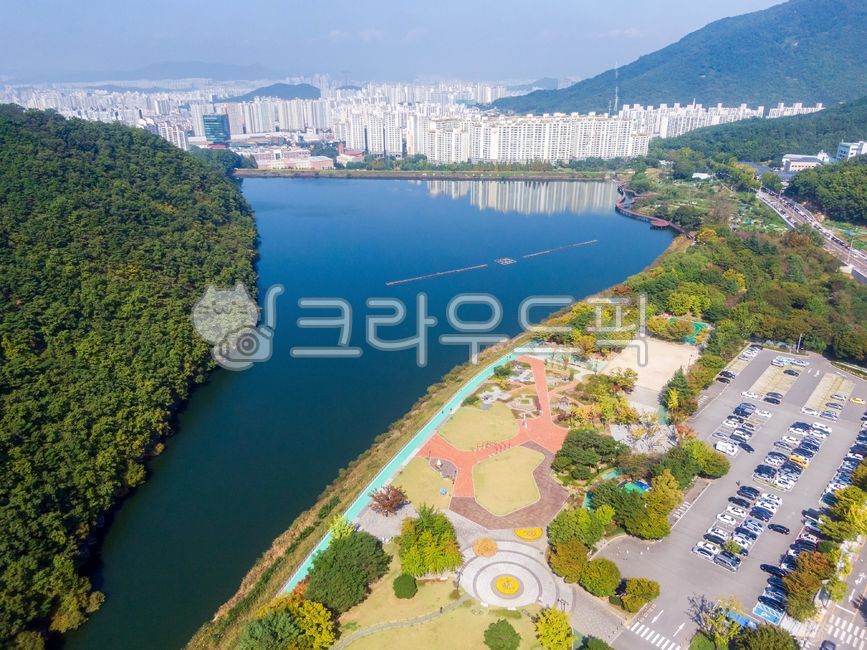 월광수변공원,공원,호수,도원지,도원저수지,저수지,물,산책로,수변산책로,산책길,길,데크길,초록색,녹색,파란색,여름,야외,실외,자연,풍경,경치,대구,대구시,달서구,산,아파트