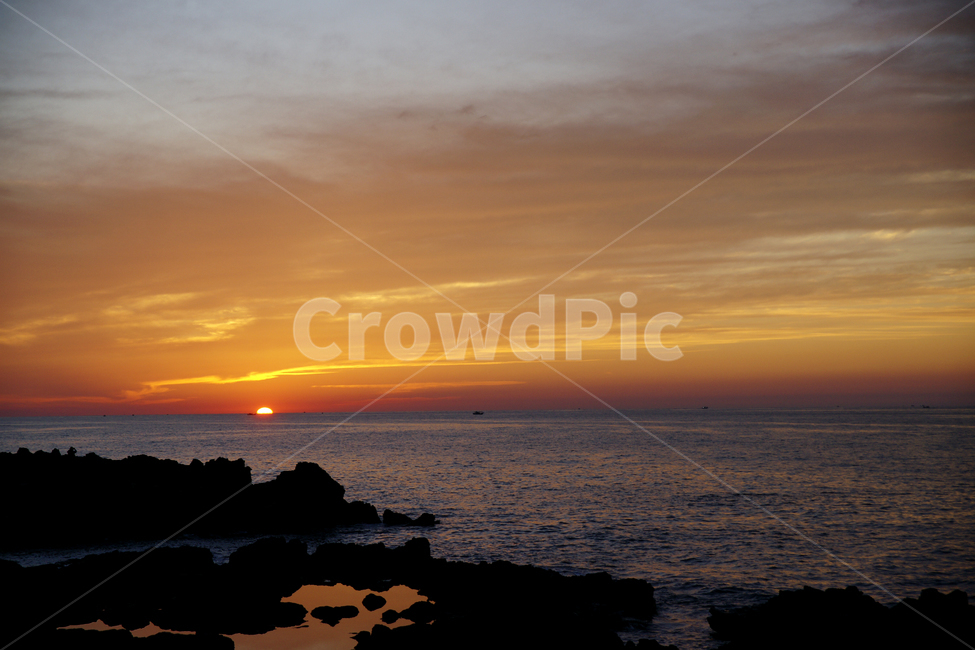 nature,자연,outdoors,옥외,황혼,sunset,sky,하늘,dawn,redsky,붉은하늘,제주,제주도,어영공원,용두암,태양,노을,바다,파도,바위,구름,일몰,자연,풍경,nature,landscape,dusk,새벽,red sky,붉은 하늘