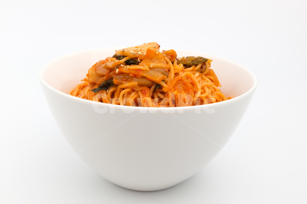 국수,비빔국수,양념,고추장,김치,식사,음식,식품,요리,그릇,한국음식,한국문화,소스,매콤한,부드러운,달콤한,맛있는,밀가루,밀가루면,음식,식재료,요리,food,cook,meal,dishes,food reserves