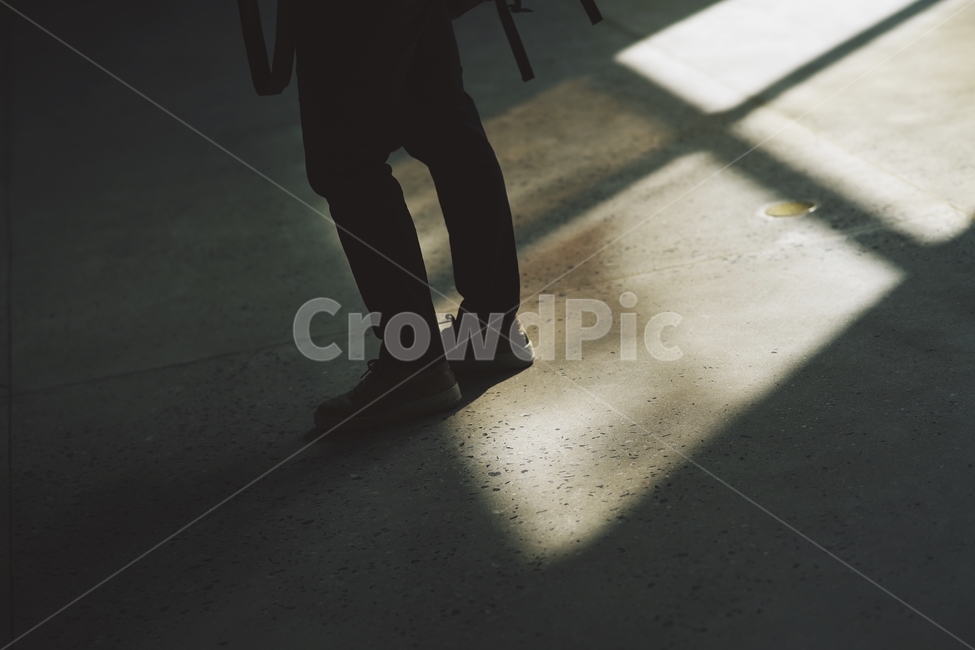 그림자,발,다리,shadow,감성사진,감성,foot,feet,신발,구두,슈즈,shoes,실루엣,사람,인물,인간,human,person,인물실루엣,사람실루엣,character silhouette,human silhouette,감성,sensible,feeling,고독함,외로움,쓸쓸함,우울함,슬픔,lonely,solitary,asphalt,아스팔트,footwear,신발류,shoe,clothing,의류,apparel,의복,road,도로