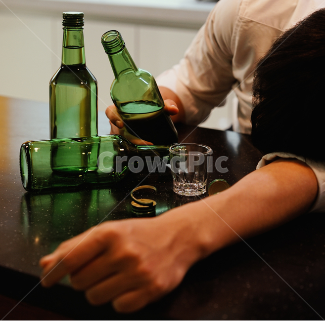 술,소주,음주,과음,남성,남자,취객,소주병,알콜,사람,인물,인간,human,person,남성,남자,man,male,술,주류,alcohol