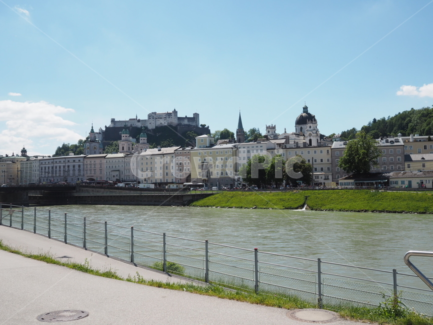 오스트리아,잘츠부르크,잘자흐강,저멀리잘츠부르크성,austria,salzburg,salzach,germlyzaltsburgcastle,도시,풍경,city,landscape,해외,외국,세계,foreign,oversea,world,세계도시풍경,해외도시풍경,외국도시풍경,world cityscape