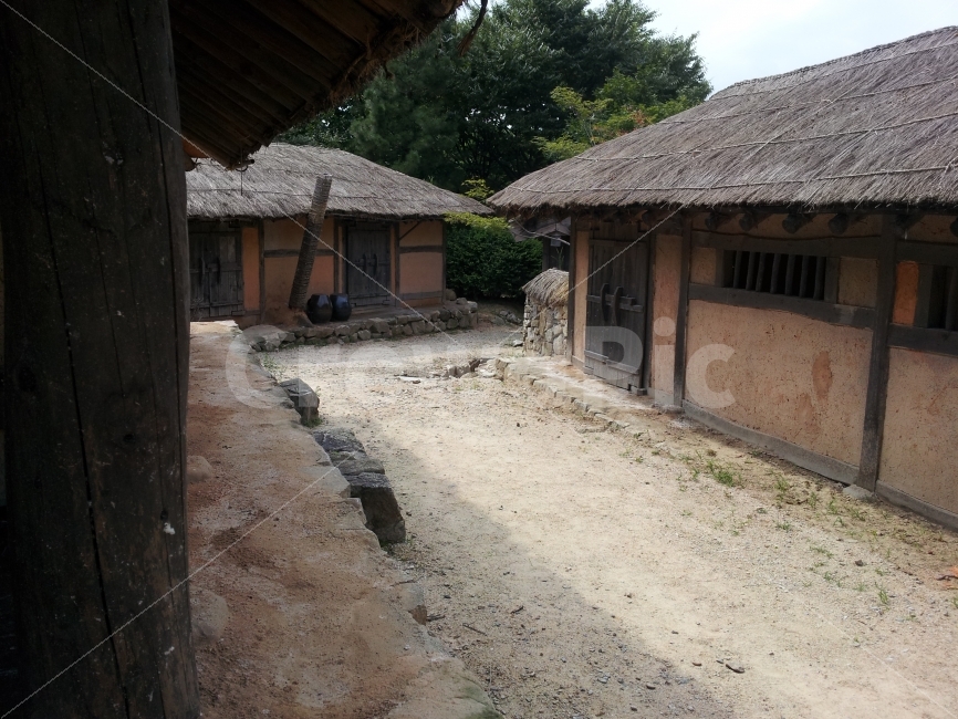atmosphere,country,thatched house,folk village,historical drama set,drama set,Joseon,building,traditional culture,healing,drama filming site,emotional photo,past,historical site,history,feeling,Joseon Dynasty,korea,ruins,neighborhood,historical drama film