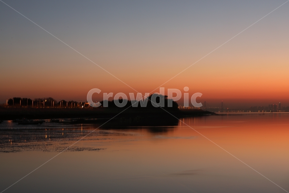 여명,바다,섬,물,새벽,자연,풍경,nature,landscape,outdoors,옥외,sky,하늘,red sky,붉은 하늘,dusk,황혼,dawn,sunset,일몰