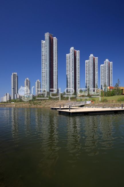 Incheon city,Incheon Metropolitan City,city,Cheongna International City,dwelling,skyline,house,building,Western,sight,dock,high rise building,park,sky,reflection,Incheon,real estate,lake park,downtown,water,new city,background,international city,Cheongna 