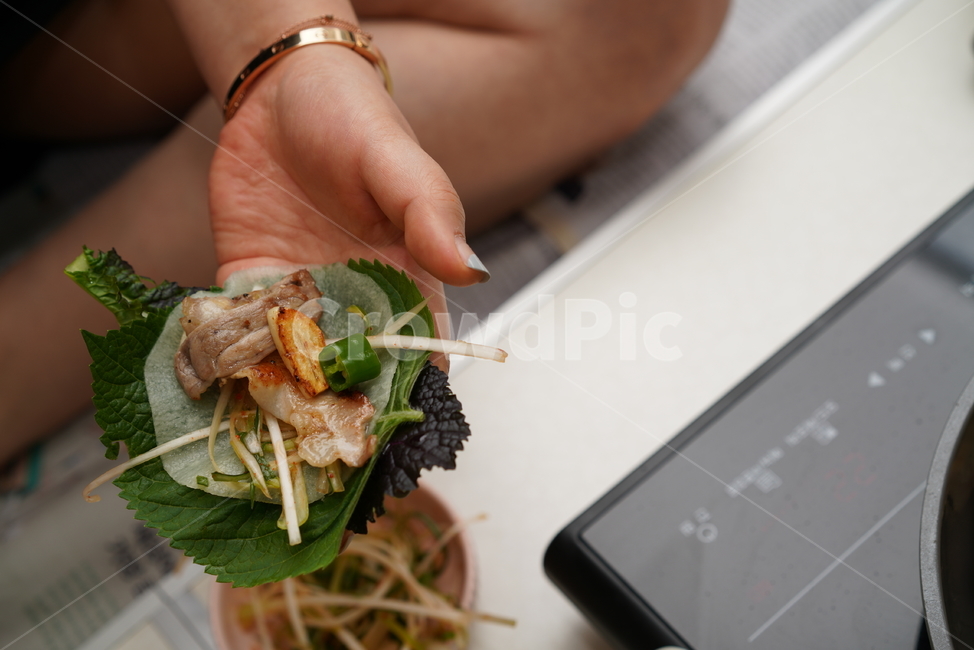 meat eating,snack,Plane Pork Belly,wrapping,vegetable,food,meal,pork belly,meat,roast