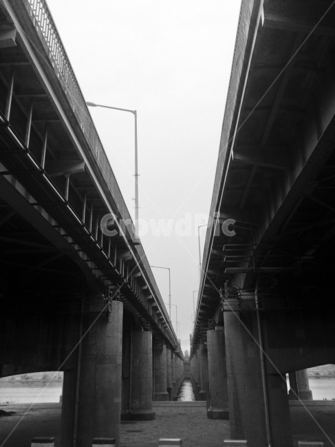 한강,다리,흑백,오후,기둥,흑백,모노톤,monochrome,black and white,건축물,건물외관,exterior,building,structure,architecture,construction