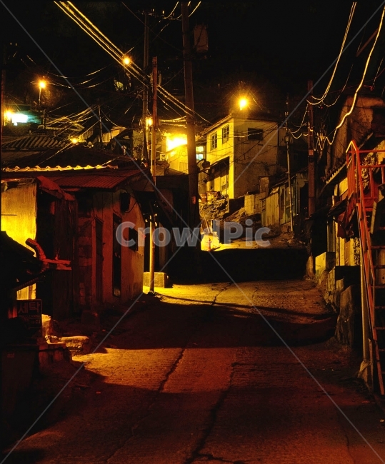 야경,판자촌,달동네,빈민촌,슬럼가,가난,초라한,하우스,마을,house,역사,기록,시안,광고,디자인,디자이너,사보,카다로그,뉴스레터,브로셔,리플렛,잡지,홍보,마케팅,전단,출판,편집,sns,ebook,집,패턴,구성,콘텐츠,생활,삶,변두리,외진,낙후된,재개발,철거,poor,정겨운,그리움,과거,시간,흔적,옛날,오래된,old,어제,필름,아날로그,yesterday,가로등,그림자,야경,밤,풍경,nightscape,night,landscape,도시,city,한국도시풍경,한국도시경관,korea cityscape,골목길,alley,road,도로,street,거리,building,건물,시티,town,urban,어반